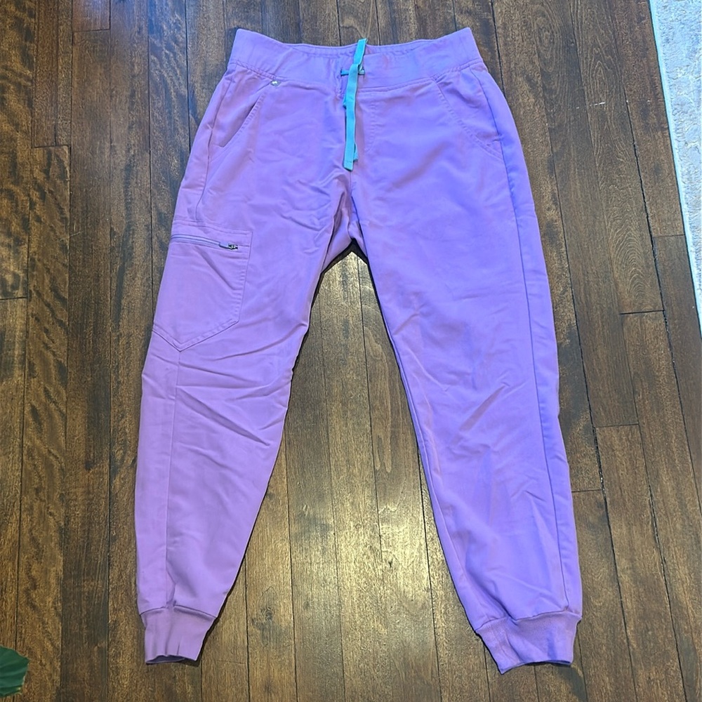 FIGS purple jogger scrubs
